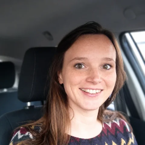Barbara, oprichter van Pencil Journey, onderweg in de auto