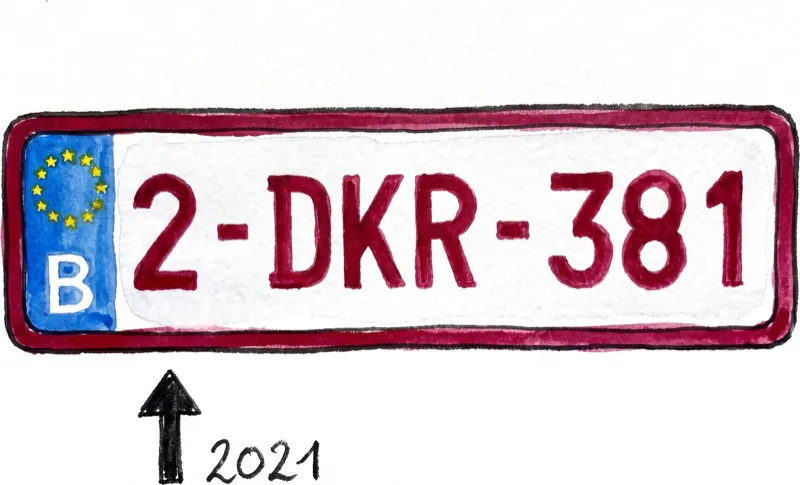 Belgisch kenteken 2-DKR-381 met rode letters, de 2 vooraan betekent eind 2020 of later